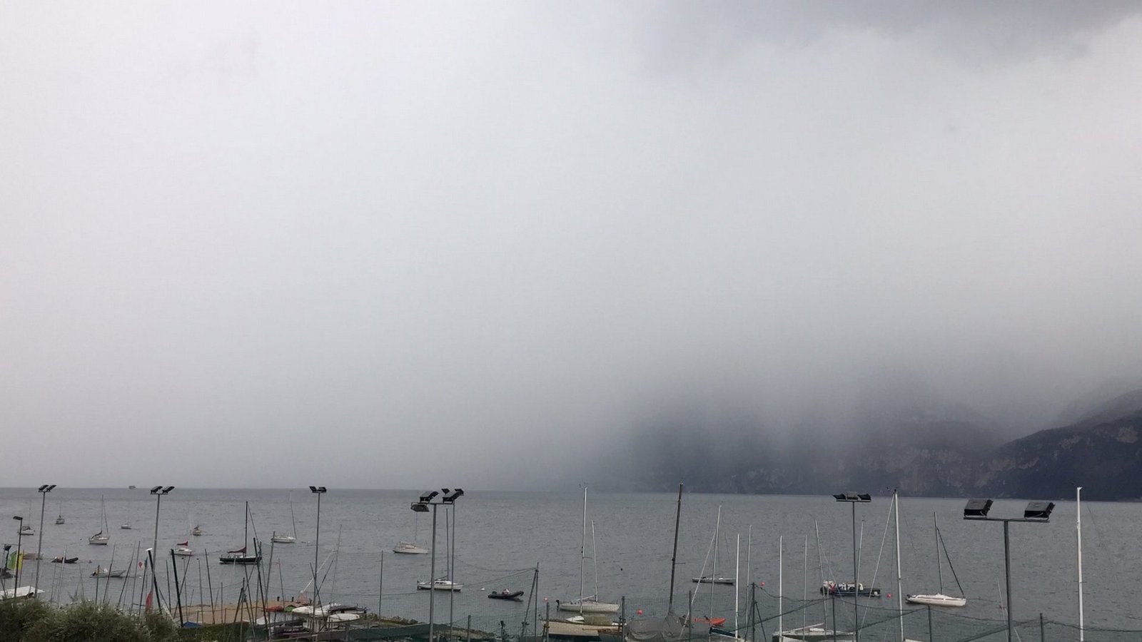 Starkregen über dem Gardasee